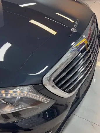 انعكاس الإضاءة على غطاء محرك أسود لامع